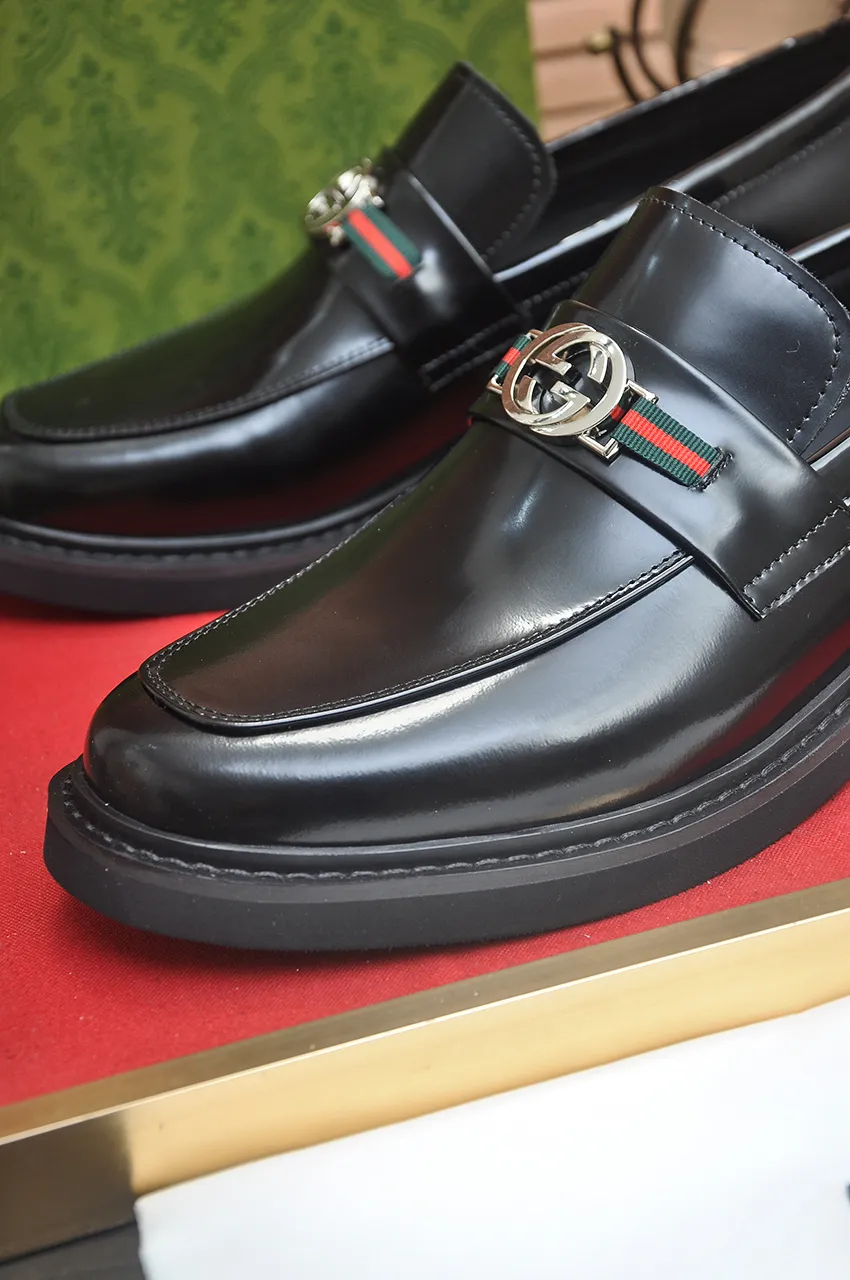 Men's shoes💰540💶Italy's top luxury men's shoe giant (GUCCI) (Gucci) (full cowhide lining) new arrival🍃Original European style🔰 Pleasant to the eye😍In order to make the shoes more durable and non-deformable🌀The production continues to follow traditional methods but there is still no lack of innovation💪Choose original sheepskin for the leather♻️ Smooth and natural And extra bright ⭐Made of imported cowhide, the first choice of rich people 38-45 (45 customized)